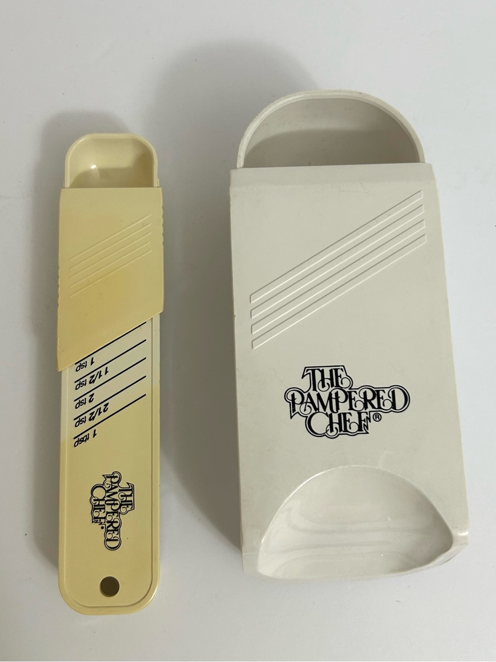 Pampered Chef - lot of 2 measuring spoons